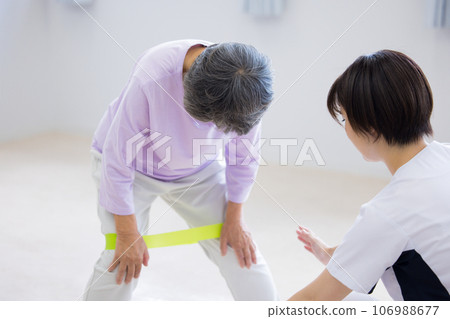 Medical: A senior woman and a physical therapist working hard on rehabilitation Photo cooperation: Chuo College of Technology Japanese Language School Medical: A senior woman and a physical therapist working hard on rehabilitation Photo cooperation: Chuo College of Technology Japanese Language School 106988677