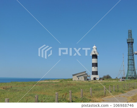 Blue sky and lighthouse spread out over the extremely hot Sea of Japan 106988746