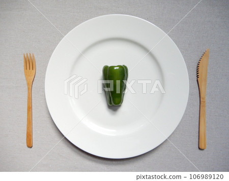 白盤上的甜椒和竹餐具 白盤上的甜椒和竹餐具 106989120