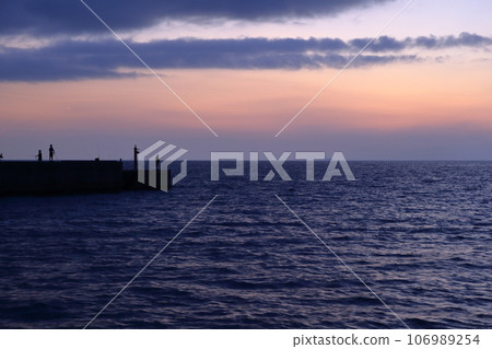 People fishing on the breakwater of Sumoto Port before dawn 106989254