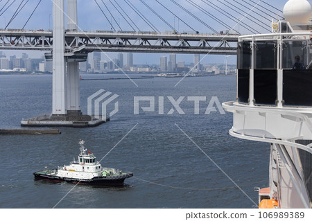 Tugboat towed by rope to support ship operations Tugboat towed by rope to support ship operations 106989389