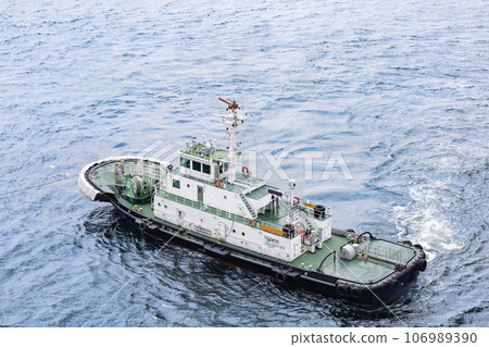 Tugboats that support ship operations 106989390
