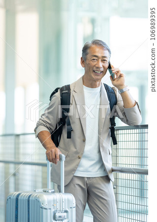 在智能手機談話的資深男性 106989395