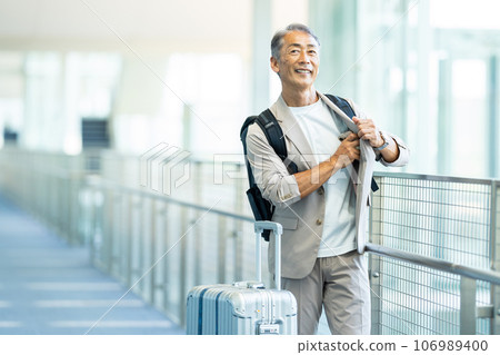 Senior man traveling 106989400