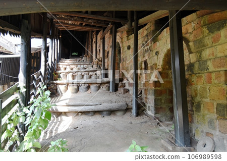 有10個煙囪的爬窯側面 106989598