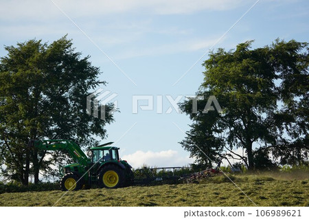 北海道的夏日風景-牧場工作 106989621