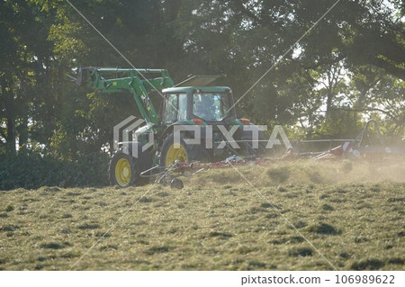 Summer scenery in Hokkaido - Pasture work Summer scenery in Hokkaido - Pasture work 106989622