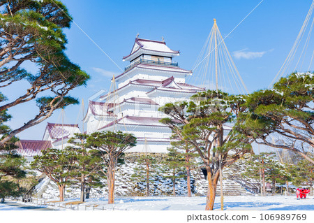 Japan's 100 Famous Castles: Tsuruga Castle (Aizuwakamatsu Castle) on a snowy day 106989769