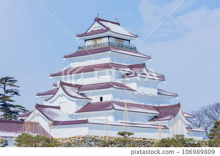 Japan's 100 Famous Castles: Tsuruga Castle (Aizuwakamatsu Castle) on a snowy day 106989809