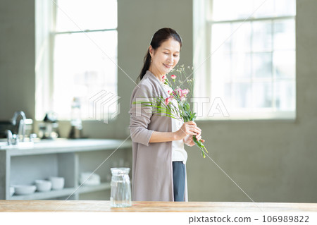 插花的中年婦女 106989822