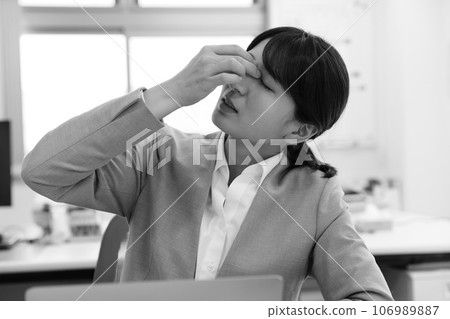 一位疲憊的女上班族的單色圖像 106989887