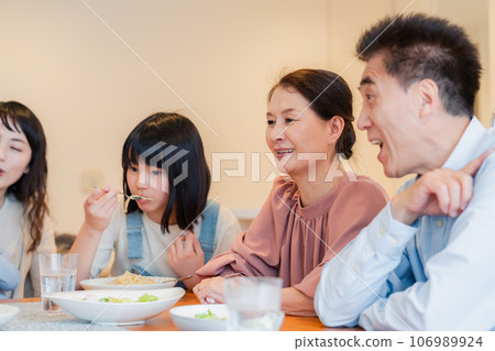 一大家人一起吃飯 一大家人一起吃飯 106989924