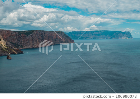 Top view of blue sea water with white waves and stones. 106990078