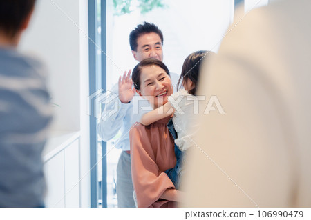 祖父母拜訪孫子的家 106990479