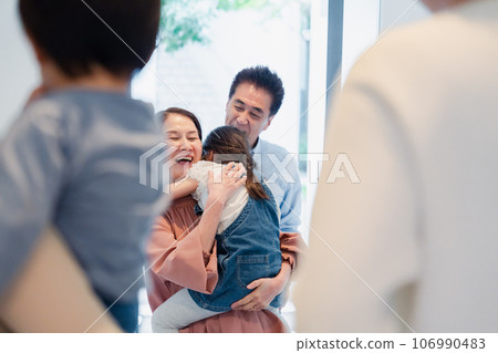 祖父母拜訪孫子的家 106990483