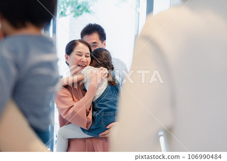 祖父母拜訪孫子的家 106990484