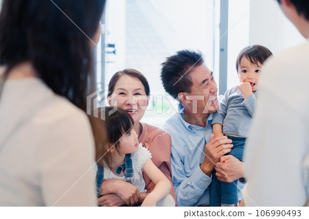 祖父母拜訪孫子的家 祖父母拜訪孫子的家 106990493