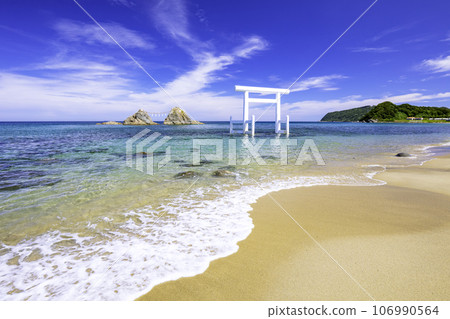 Beautiful transparent sea of Futamigaura, white torii gate and Meoto Iwa (Itoshima City, Fukuoka Prefecture) Beautiful transparent sea of Futamigaura, white torii gate and Meoto Iwa (Itoshima City, Fukuoka Prefecture) 106990564
