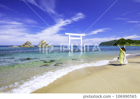 Beautiful transparent sea of Futamigaura, white torii gate and Meoto Iwa (Itoshima City, Fukuoka Prefecture) 106990565
