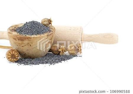 Heap of poppy seeds and dried pod isolated on white 106990588