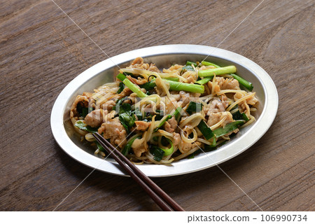 Stir-fried Pork Chives and Bean Sprouts 106990734