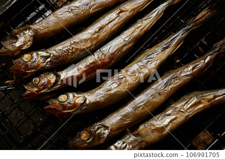 Shishamo 在烤架上烤 106991705