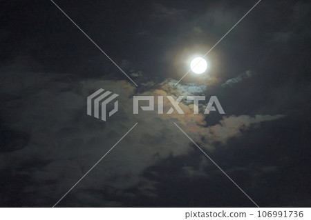 夜空中明亮的超級藍月與雲層風景 夜空中明亮的超級藍月與雲層風景 106991736