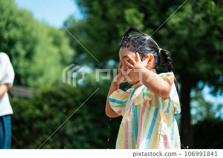 女孩在頭上洗澡 106991841