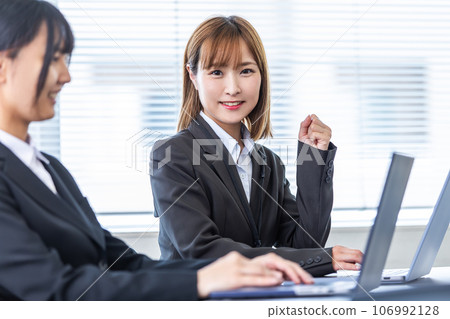 woman working in office woman working in office 106992128