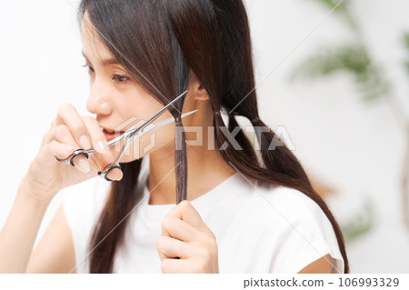 woman doing hair donation 106993329