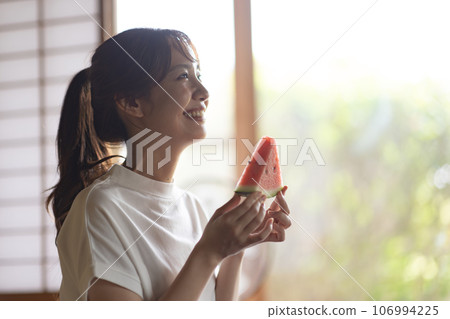 在家吃西瓜的女人 106994225