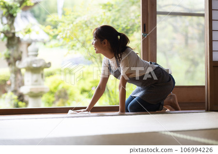 一個女人在走廊上抹布 106994226
