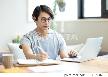 一個在個人電腦上工作的人 106994609