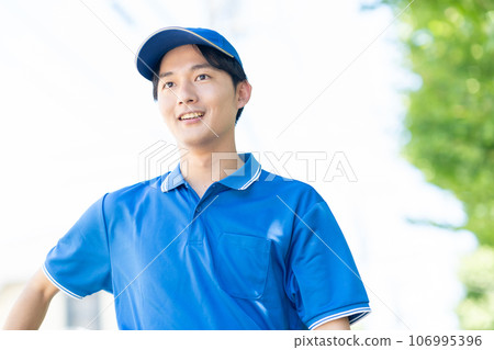 一名快遞員正在送包裹 106995396
