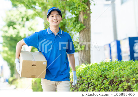 一名快遞員正在送包裹 106995400