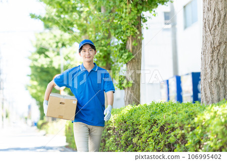 A man delivering a package 106995402