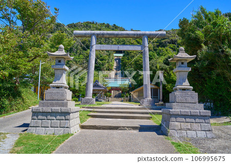 View of the Zuishinmon gate and Yakuharizaka (stone steps) through the large torii gate of Susaki Shrine in Tateyama City, Chiba Prefecture 106995675