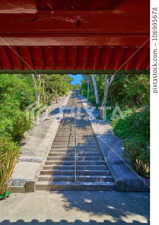 從千葉縣立山市須崎神社瑞神門眺望屋張坂 106995678