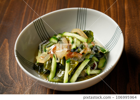 Pickled jellyfish and cucumber 106995964