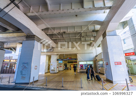 日本九月的川崎城市景觀。高架軌道下的二子新地站景觀 日本九月的川崎城市景觀。高架軌道下的二子新地站景觀 106996327