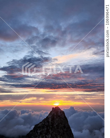 一塊岩石,背景是夕陽和雲海 一塊岩石,背景是夕陽和雲海 106996471