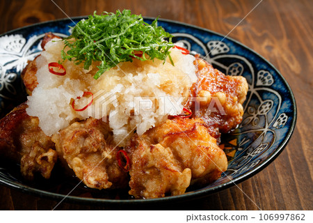 Zangi 配上磨碎的橙子醬 Zangi 配上磨碎的橙子醬 106997862