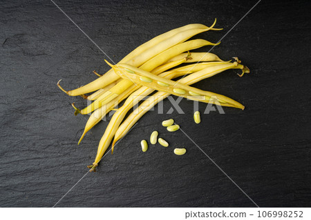 Yellow French Beans, Raw String Beans Pile, Fresh Wax Bean Pods 106998252