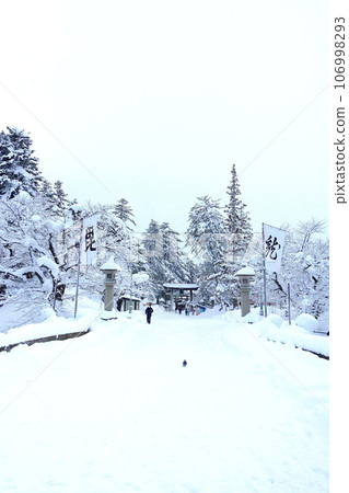 New Year's visit Japanese shrine Matsugasaki Park 106998293