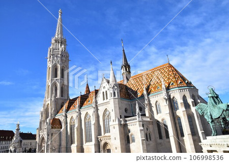 Statue of a knight looking up at a church in Europe Statue of a knight looking up at a church in Europe 106998536