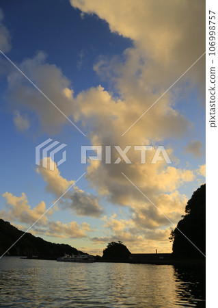 沐浴在夕陽下的仁科港漁港 沐浴在夕陽下的仁科港漁港 106998757