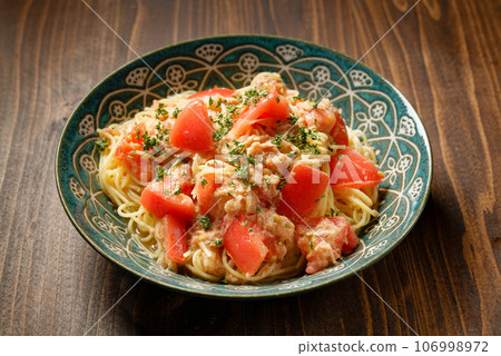 Tomato and tuna cold pasta 106998972