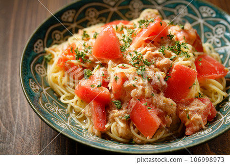 Tomato and tuna cold pasta 106998973