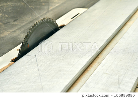 Automatic circular saw with circular saw for cutting wood 106999090