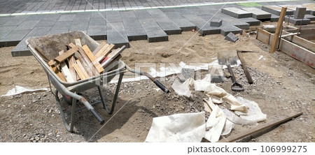 建築工地鏟子、鎬和運輸獨輪車 106999275